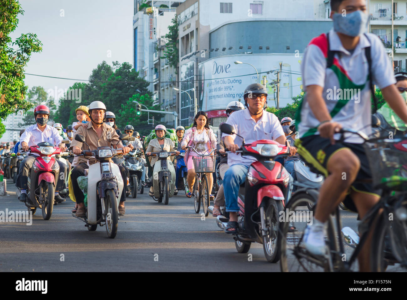 Ho Chi Minh City il traffico, rush serale ore di traffico lungo Dong Cong Quynh nel centro di Saigon, a Ho Chi Minh City, Ho Chi Minh, Vietnam. Foto Stock