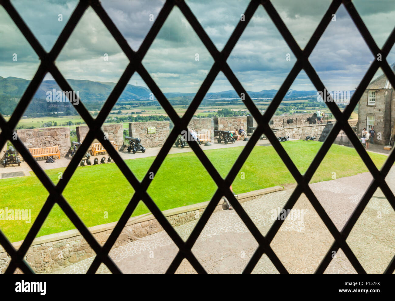 Cannon schierate contro un muro al Castello di Stirling, visto attraverso la luce con piombo finestra del Castello di Stirling, Stirling, Perthshire Foto Stock