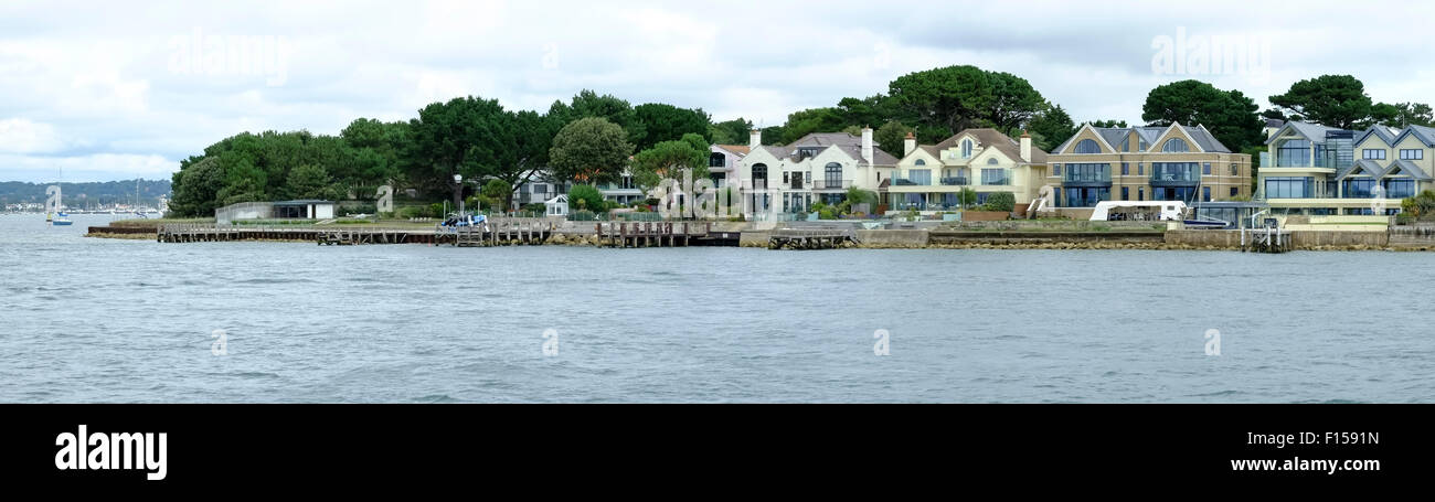 Le case di lusso dei ricchi e famosi sul famoso barene Dorset UK conoscere localmente come miliardario fila. Foto Stock