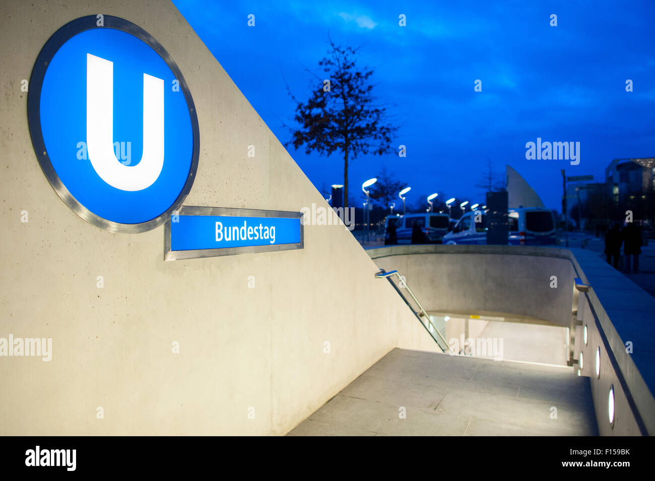 Berlino, Germania, l'ingresso della stazione metropolitana di sera del Bundestag Foto Stock