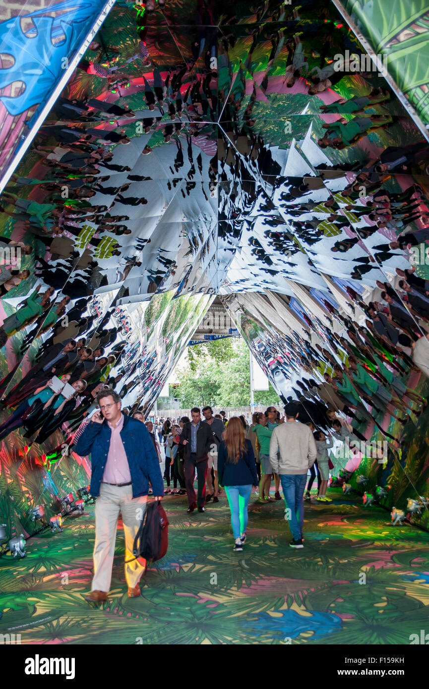 Londra, Regno Unito. Il 27 agosto 2015. Un caleidoscopio di arte, installazione intitolata Urban Jungle, in Sutton a piedi vicino alla stazione di Waterloo cattura l'occhio di pendolari e turisti come essi ammirate il meraviglioso riflessioni. Il lavoro, progettato da Blue Pietro Helen Skelton, fa parte della scintilla La tua città, un movimento globale dedicato a ispirare le donne creative a scintilla di gioia nella vita quotidiana vita di città. Credito: Stephen Chung / Alamy Live News Foto Stock