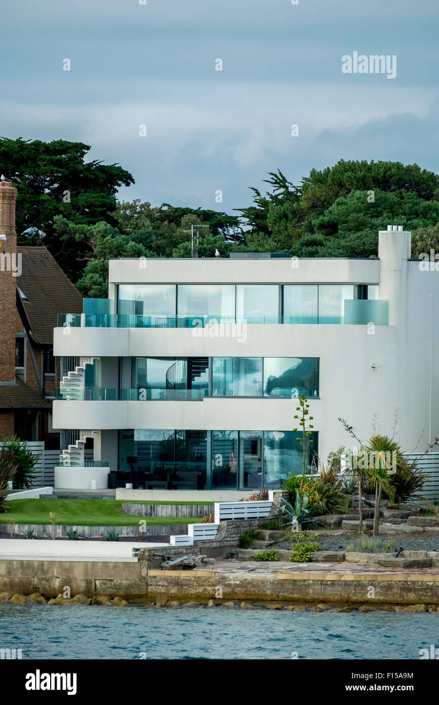 Le case di lusso dei ricchi e famosi sul famoso barene Dorset UK conoscere localmente come miliardario fila. Foto Stock