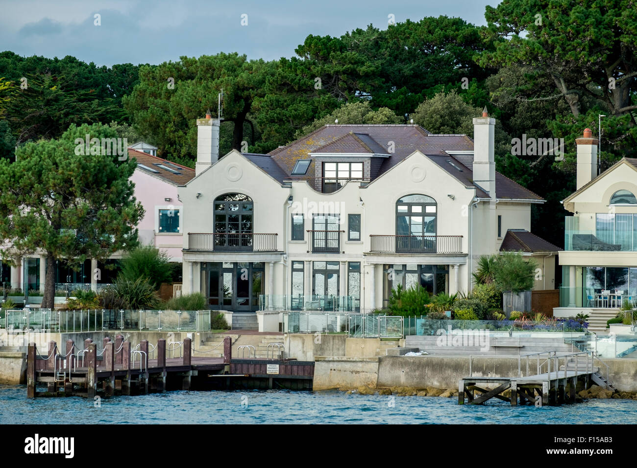 Le case di lusso dei ricchi e famosi sul famoso barene Dorset UK conoscere localmente come miliardario fila. Foto Stock