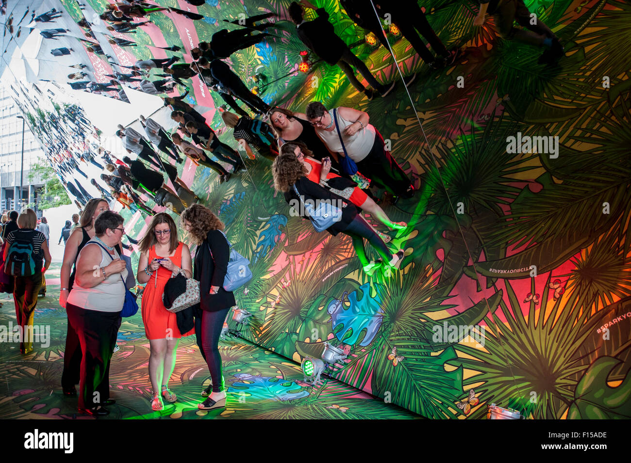 Londra, Regno Unito. Il 27 agosto 2015. Un caleidoscopio di arte, installazione intitolata Urban Jungle, in Sutton a piedi vicino alla stazione di Waterloo cattura l'occhio di pendolari e turisti come essi ammirate il meraviglioso riflessioni. Il lavoro, progettato da Blue Pietro Helen Skelton, fa parte della scintilla La tua città, un movimento globale dedicato a ispirare le donne creative a scintilla di gioia nella vita quotidiana vita di città. Credito: Stephen Chung / Alamy Live News Foto Stock