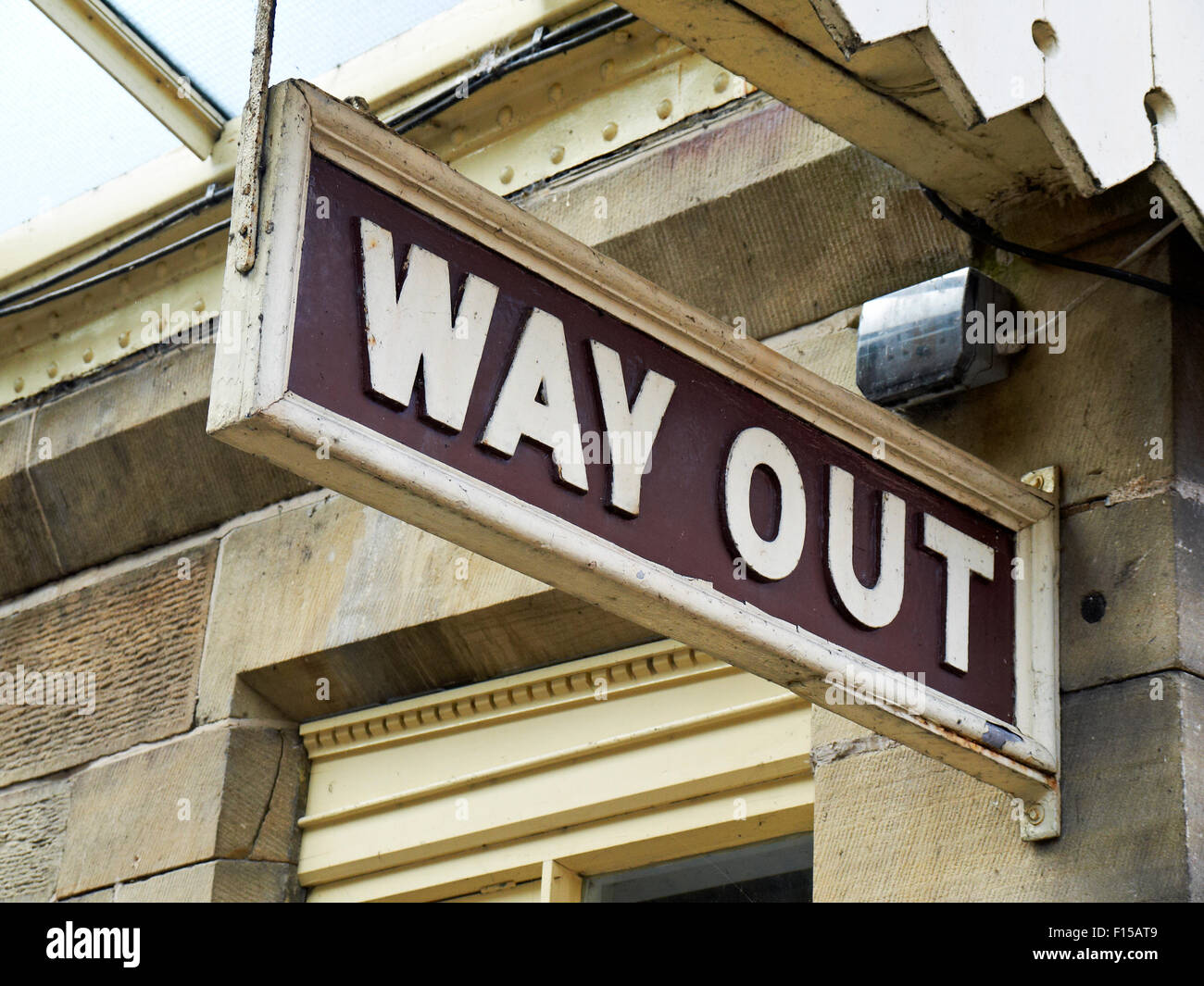 Vie di uscita segno sulla stazione ferroviaria in Llangollen Denbighshire Wales UK Foto Stock