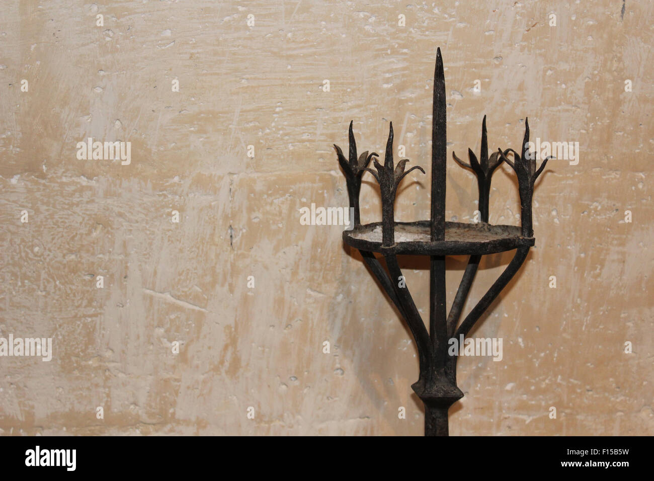 Ferro battuto stand decorativi in religioso altare impostazione presso il palazzo rinascimentale di Bourdeilles Foto Stock