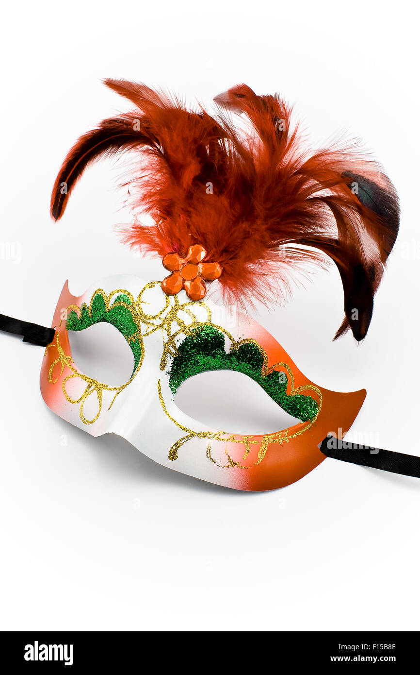 Maschera di carnevale con le piume e diamond isolato su bianco Foto Stock