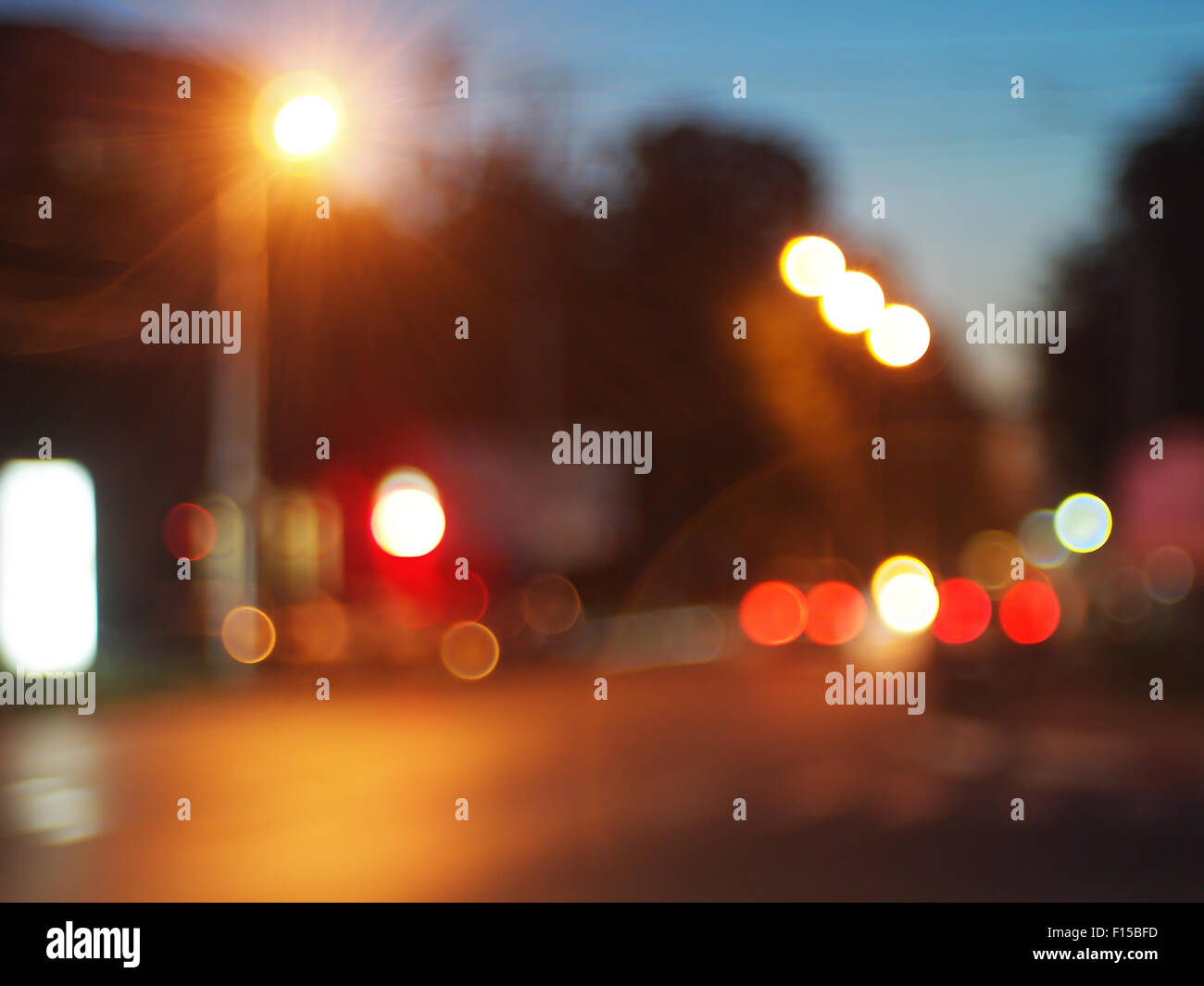 Scena notturna sulla strada - luci sfocate di vetture sotto forma di punti salienti circolare formata in immagine astratta Foto Stock