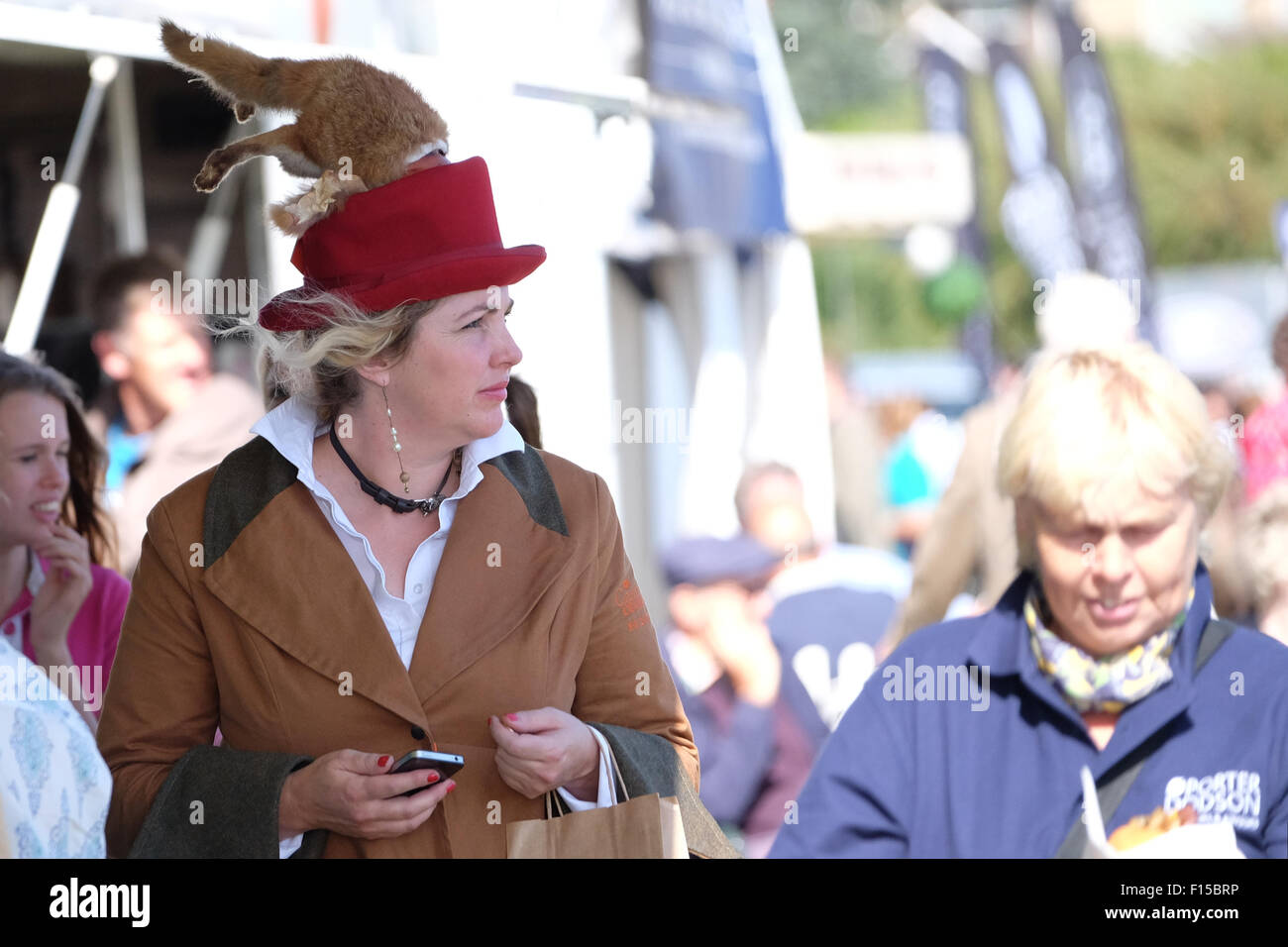 Melplash Show, Bridport, Dorset, Regno Unito. Il 27 agosto 2015. Un visitatore alla mostra Melplash indossa un insolito fox hat. Il giorno uno spettacolo agricolo è una vetrina e di celebrazione per gli agricoltori locali, produttori, produttori e artigiani e è il Sud WestÕs premier fiera agricola. Foto Stock