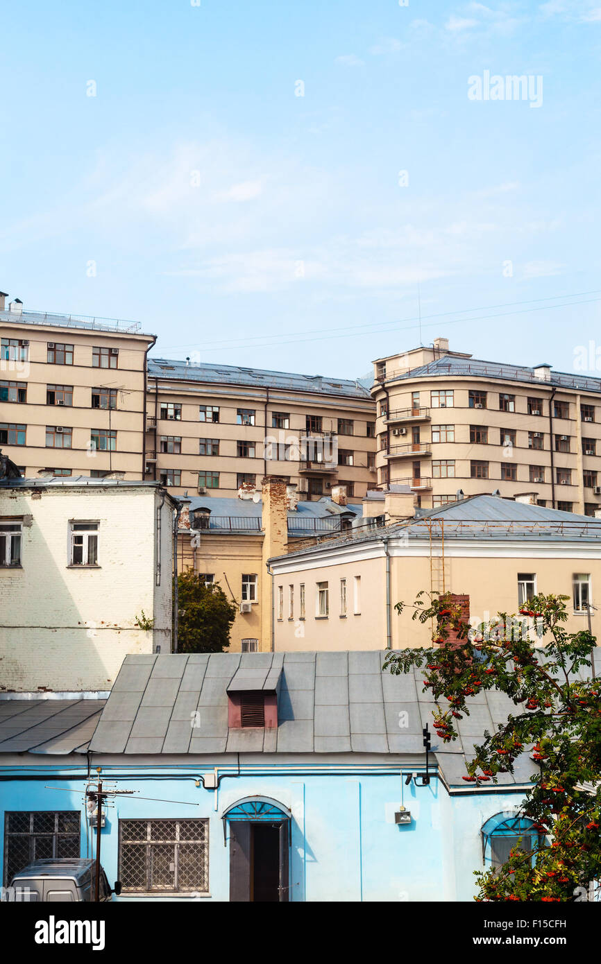 Paesaggio urbano di Mosca - cortile urbano vecchio quartiere residenziale nella città di Mosca Foto Stock