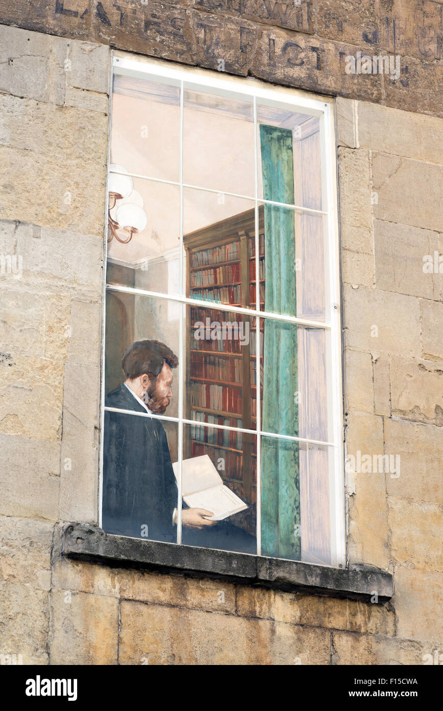 Trompe l'oeil dell uomo la lettura nella finestra di una libreria, bagno, Somerset, Inghilterra, Regno Unito Foto Stock