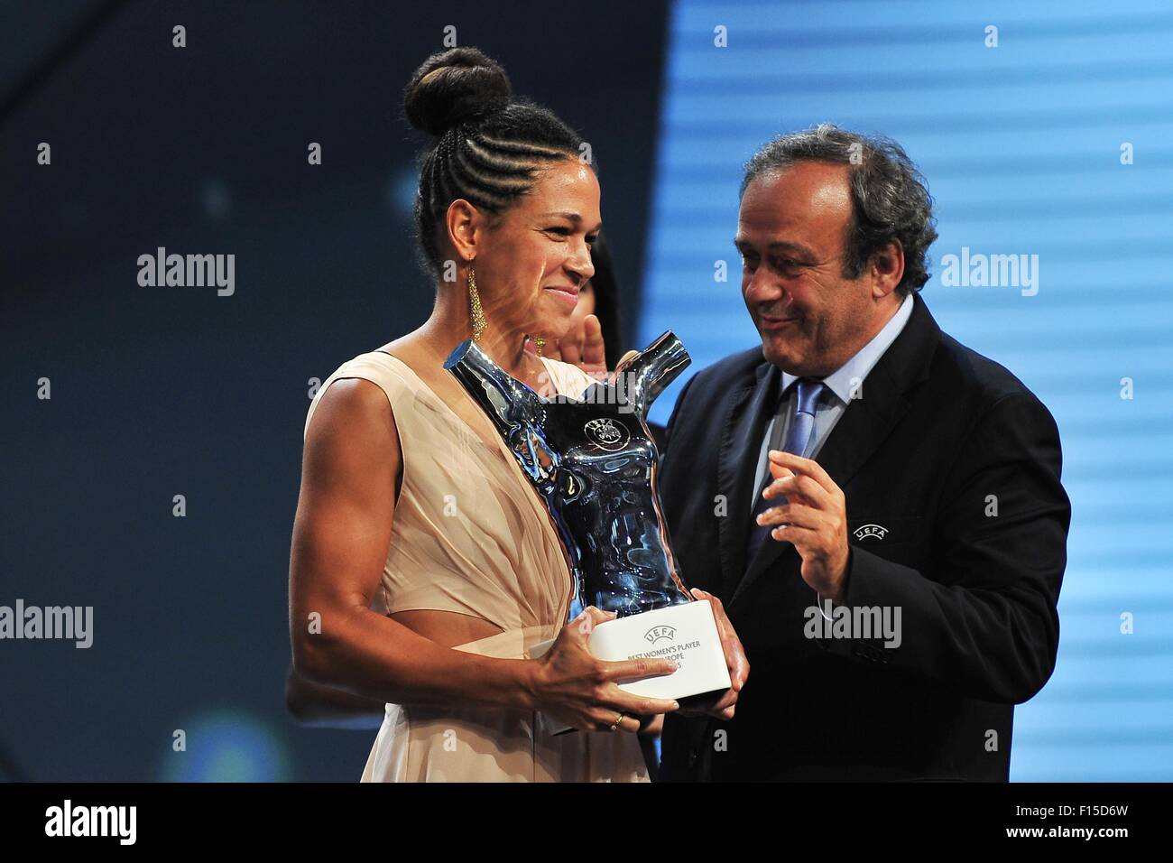 Monaco, Monaco. 28 Agosto, 2014. FFC Frankfurt avanti CELIA SASIC pone per le foto con il trofeo della UEFA meglio delle donne i giocatori in Europa 2015. © Marcio Machado/ZUMA filo/Alamy Live News Foto Stock
