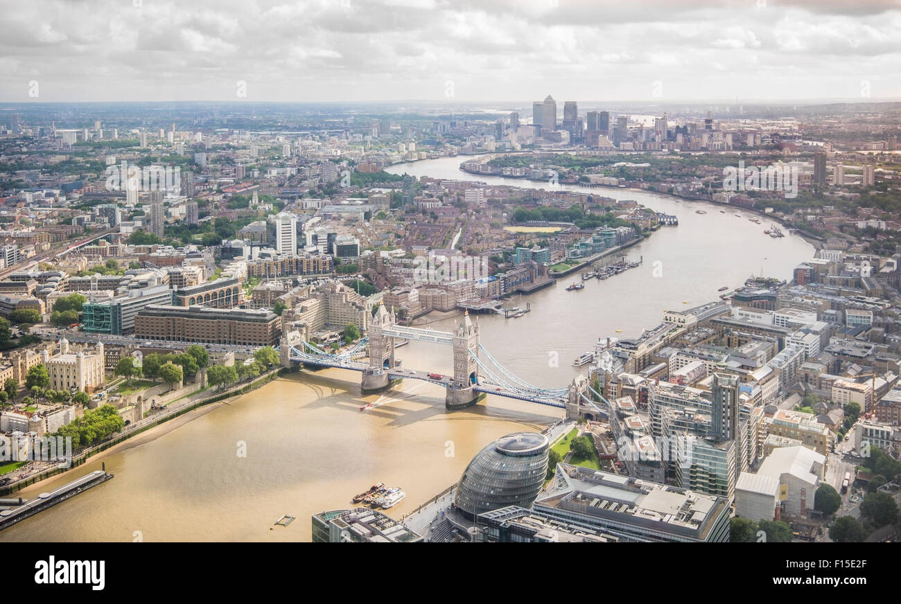Una veduta aerea della città di Londra, Inghilterra, affacciato sulla Tower Bridge. Foto Stock