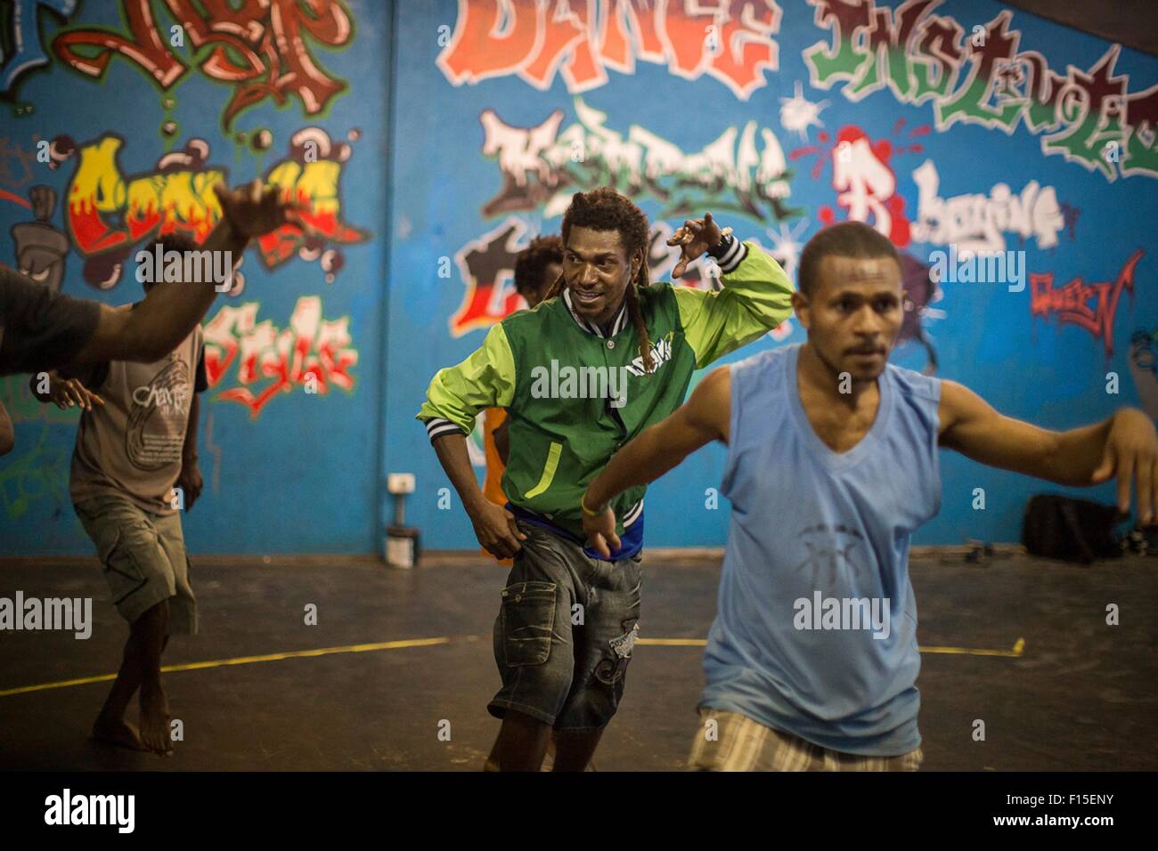 I membri di una danza hip hop gruppo provate al Wan Smol Borsa centro giovanile Luglio 15, 2013 in Port Vila, Vanuatu. Foto Stock