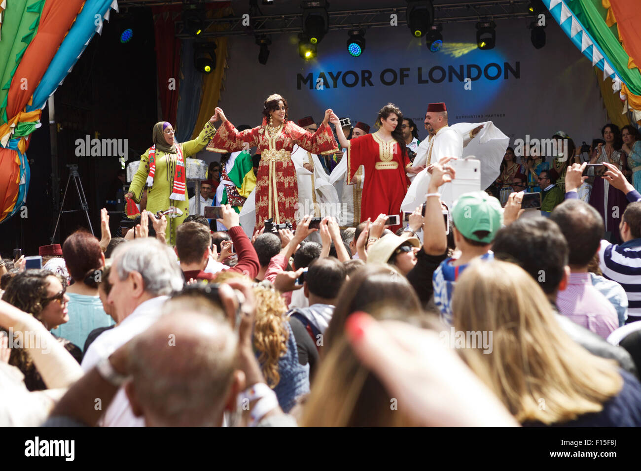 L'Eid Al Fitr. Folle a celebrazioni di Eid in Trafalgar Square a Londra, Inghilterra, Regno Unito. Gli artisti interpreti o esecutori marocchino in scena divertente i onlockers Foto Stock