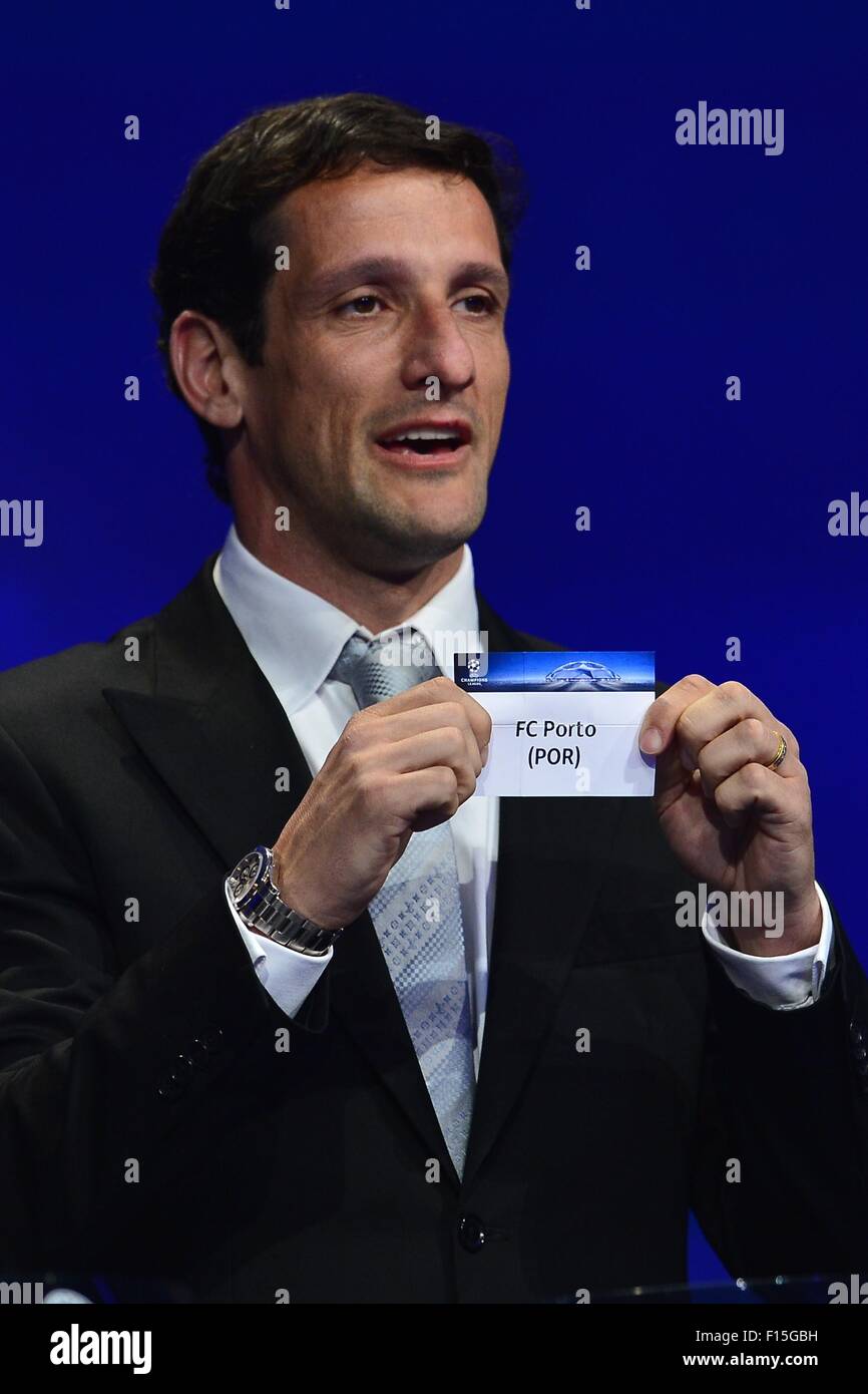 Monaco, Monaco. Il 27 agosto, 2015. JULIANO BELLETTI Barcellona ex giocatore di calcio mostra il pareggio Risultato di FC Porto durante la UEFA Champions League richiama 2015 - 16 al Grimaldi Forum. © Marcio Machado/ZUMA filo/Alamy Live News Foto Stock