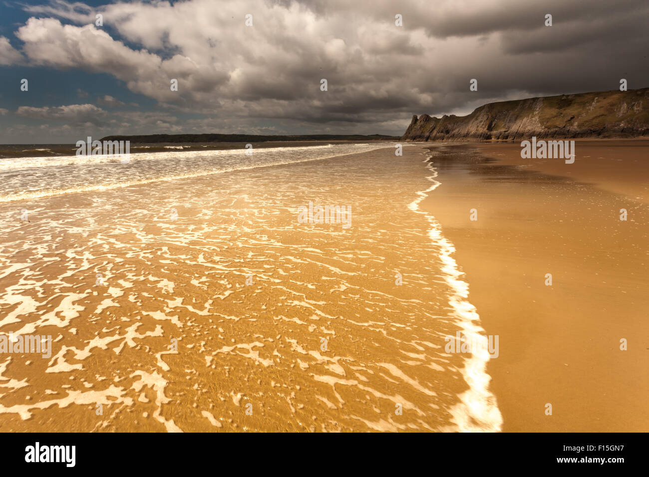 Nuvole temporalesche di avvicinamento al Grande Tor sulla costa meridionale della Penisola di Gower, Swansea Foto Stock