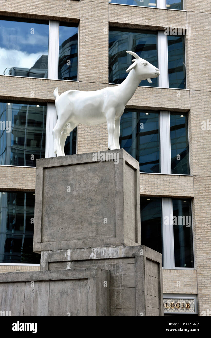 Ho una capra, white capra scultura o statua da Kenny Hunter Vescovi Square Spitalfields London Borough of Tower Hamlets Inghilterra Foto Stock