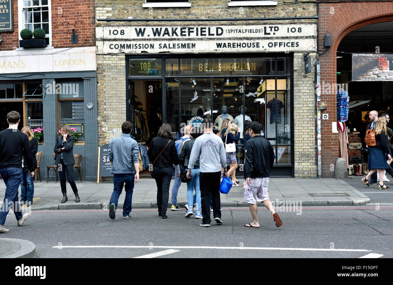 Ben Sherman mens fashion shop con il vecchio nome W. Wakefield dipinti sopra, Spitalfields London Borough of Tower Hamlets England Regno Unito Foto Stock