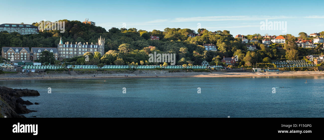 Panoramica di Langland Bay, una Bandiera Blu Europea premiata spiaggia sulla Penisola di Gower, Swansea, Galles del Sud. Foto Stock