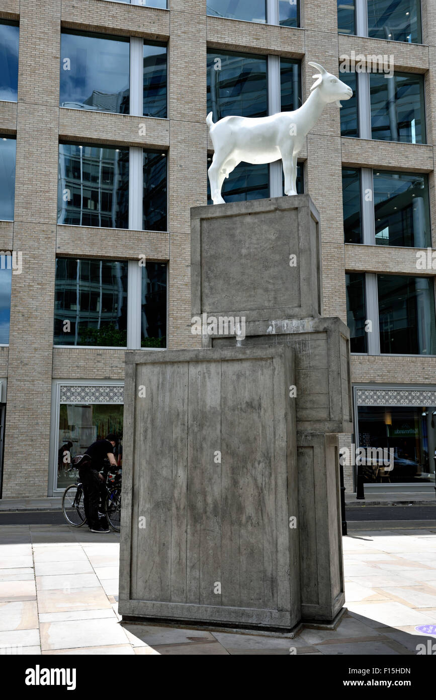 Ho una capra, white capra scultura o statua da Kenny Hunter Vescovi Square Spitalfields London Borough of Tower Hamlets Inghilterra Foto Stock