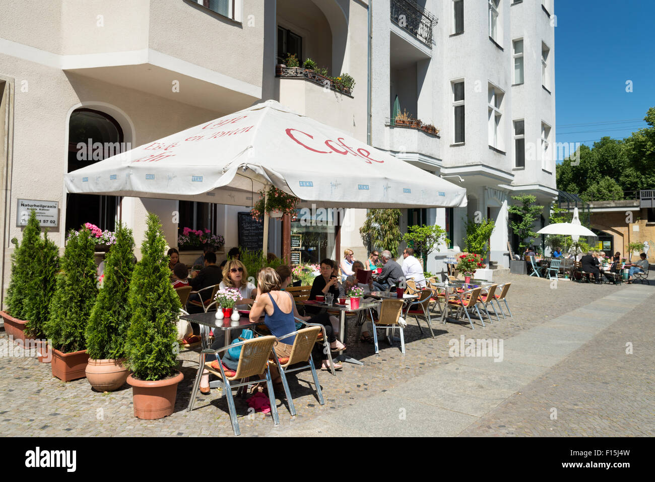 Sistemazione di ristoranti in Knesebeckstrasse nel quartiere Charlottenburg di Berlino, Germania Foto Stock