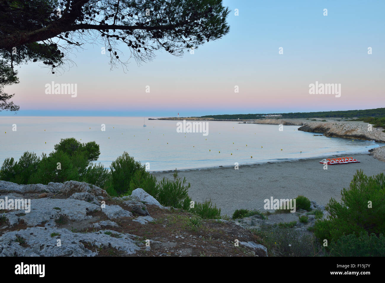 Plage de Sainte Croix all'alba, La Couronne, Martigues, Cote Bleue, Mare mediterraneo, Provence-Alpes-Côte d'Azur, in Francia Foto Stock