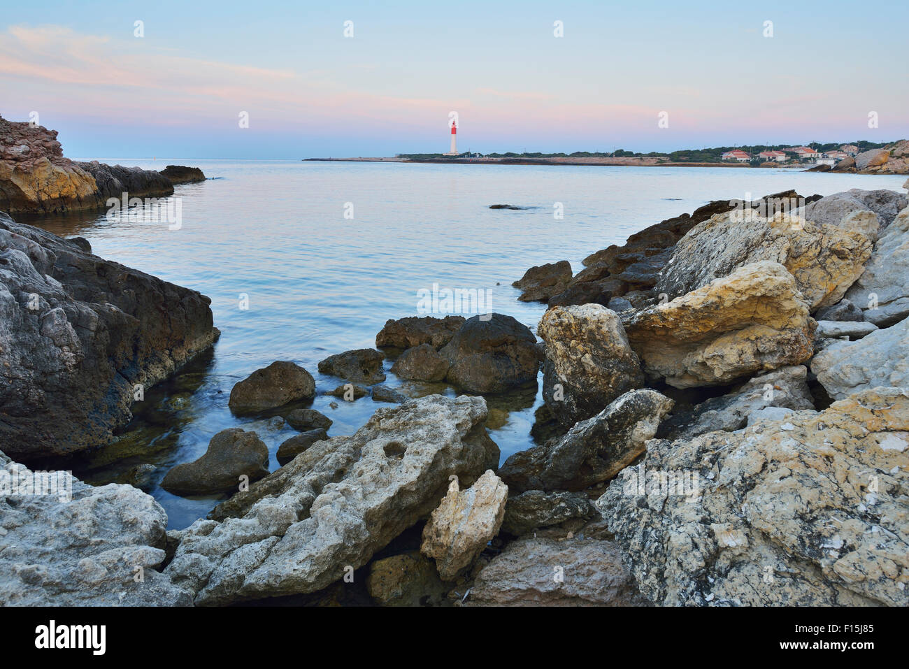 Costa rocciosa con il faro, mattina, Anse de la Beaunderie, La Couronne, Mare mediterraneo, Provence-Alpes-Côte d'Azur, in Francia Foto Stock