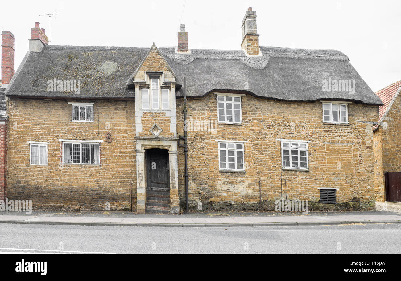 Costruito nel 1660 a Rothwell, Northamptonshire, il nome di questa casa suggerisce che esso è stato costruito sul sito di un ex monastero. Foto Stock