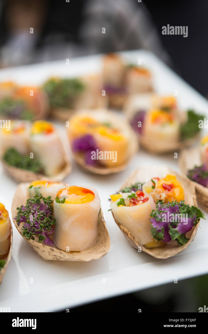 Close-up di Vegetariano Spring Roll antipasti al ricevimento di nozze Foto Stock