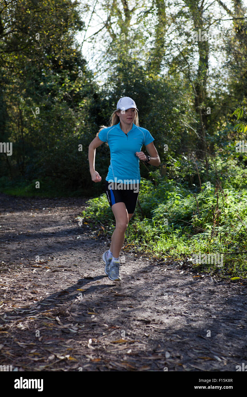 Femminile nella località di campagna con il sole Foto Stock