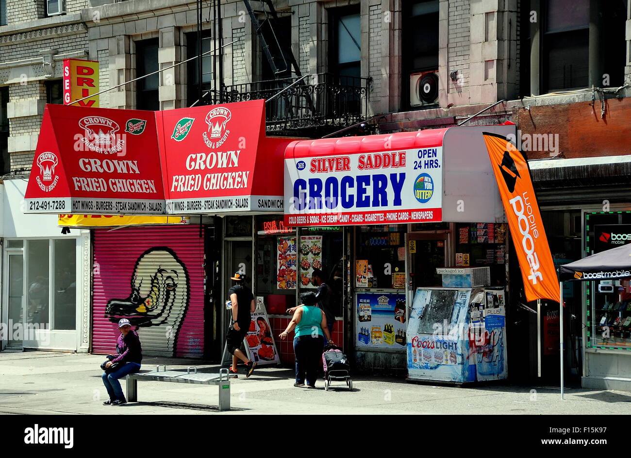 New York City: il fast food e un piccolo negozio di alimentari su Broadway in Harlem di Hamilton Heights neighborhood Foto Stock