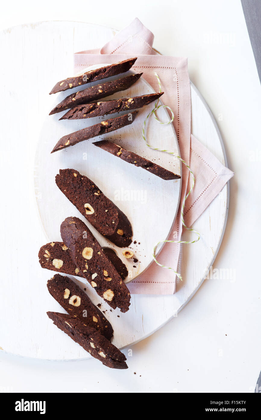 Nocciole cioccolato marrone chiaro con un tovagliolo rosa e lo spago, studio shot su bianco bacground Foto Stock