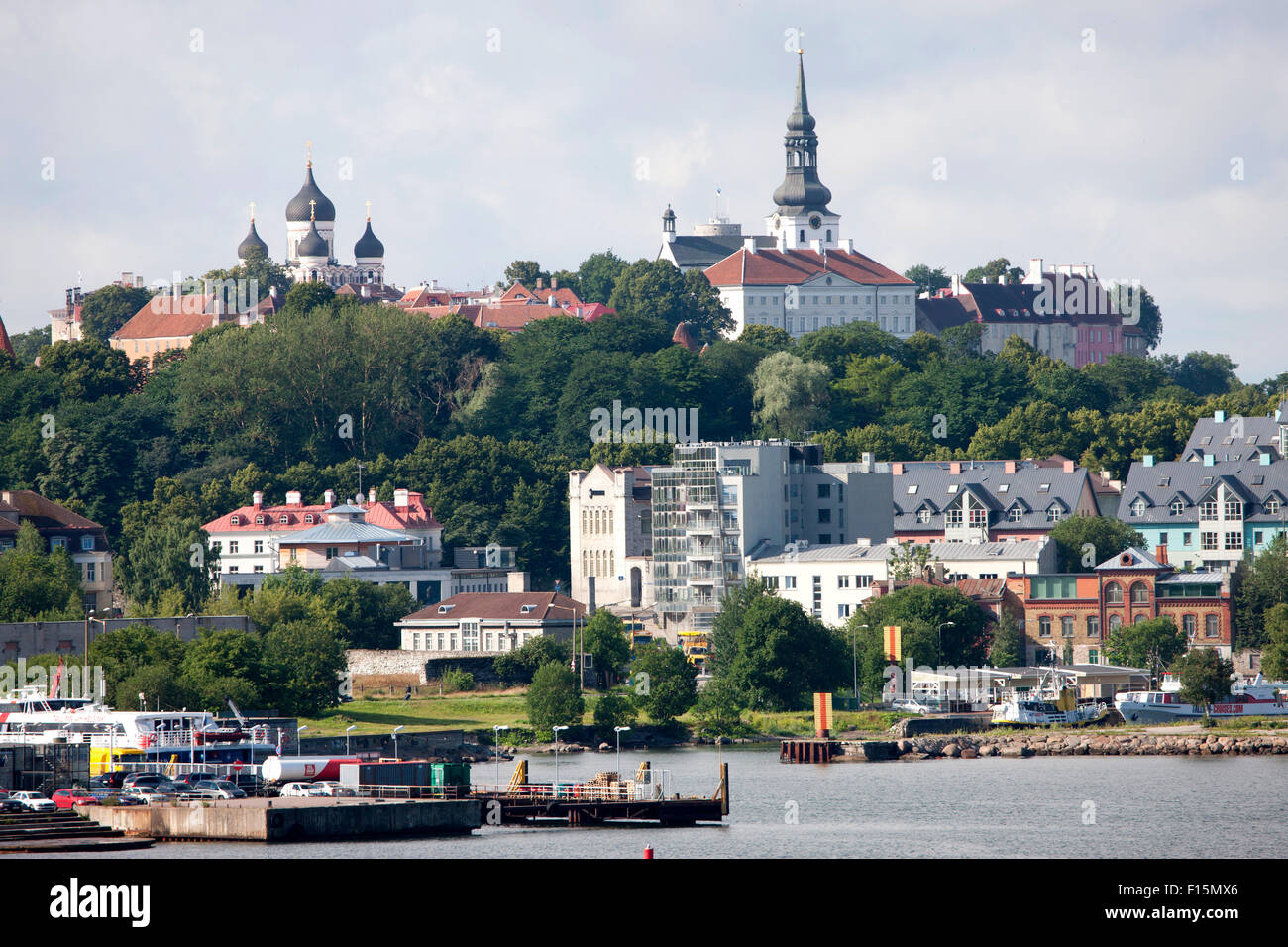 Tallinn Estonia mostrante una vista dal mare della città vecchia e del centro di San Olaf la Chiesa nella regione del Mar Baltico Foto Stock