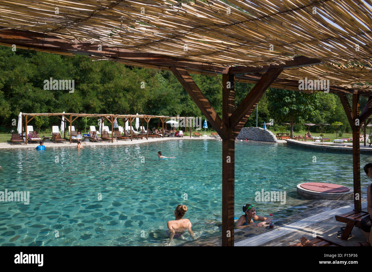 Aria aperta acqua termale minerale primavera piscina in Ognyanovo, Blagoevgrad Provincia, Bulgaria Foto Stock