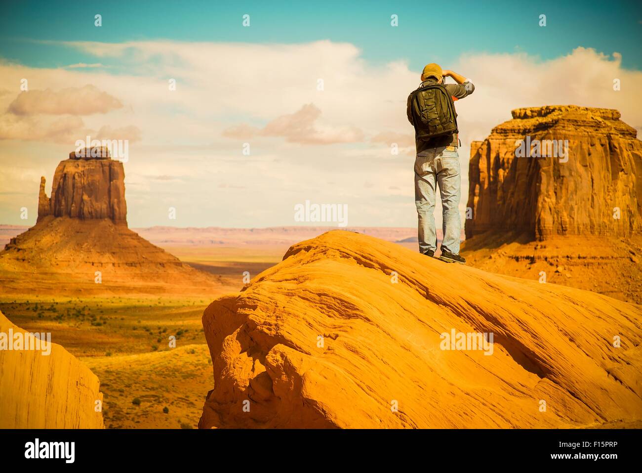 La fotografia naturalistica. Ambizioso giovane fotografo a scattare foto di Monumenti Valley, Arizona, Stati Uniti. Foto Stock