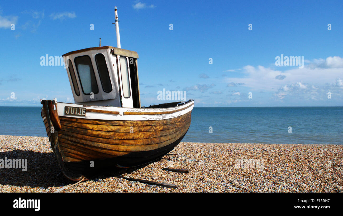 Vecchia barca da pesca denominata Julie a trattare la spiaggia di ciottoli, Kent Foto Stock