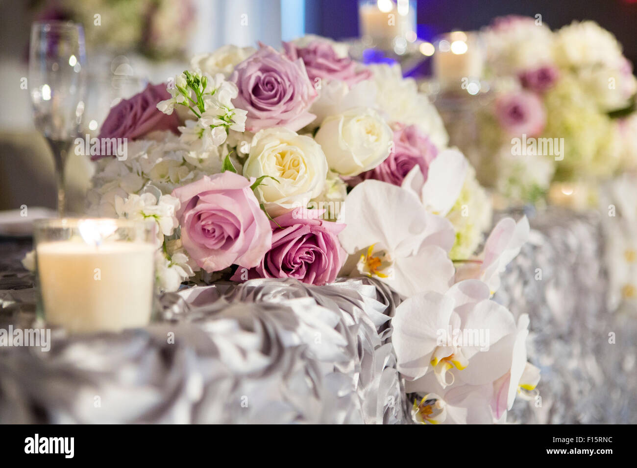 Rose e orchidee Pratagoniste sul tavolo al matrimonio Foto Stock