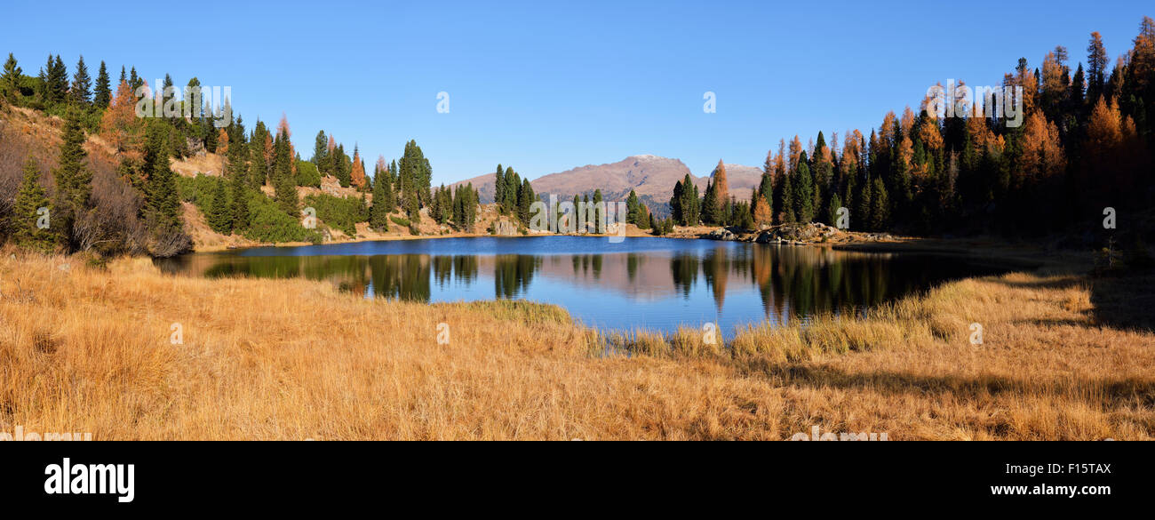 Laghi di Colbricon in autunno, Passo Rolle, il Parco Naturale Paneveggio Pale di San Martino, il Trentino Alto Adige, Dolomiti, Italia Foto Stock
