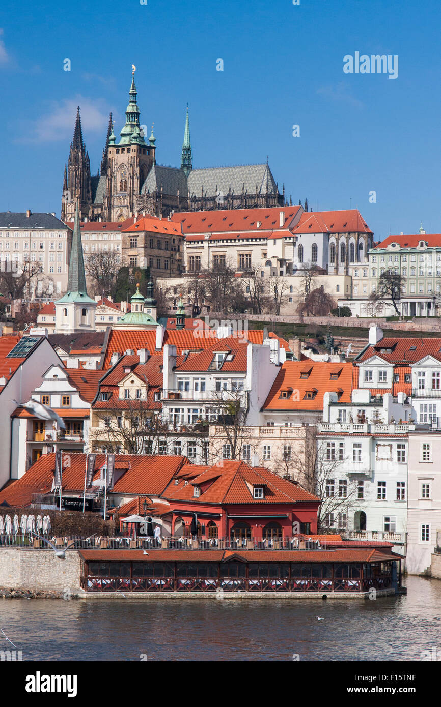 Il castello di Praga vista con una barca Foto Stock