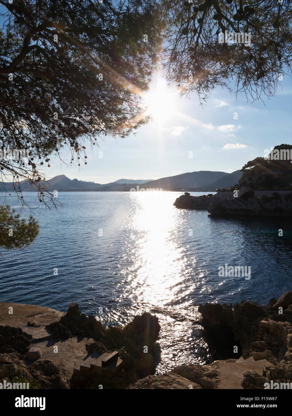 Il mare che riflette la luce del sole sulla baia, Cala Ratjada, Maiorca, isole Baleari, Spagna Foto Stock
