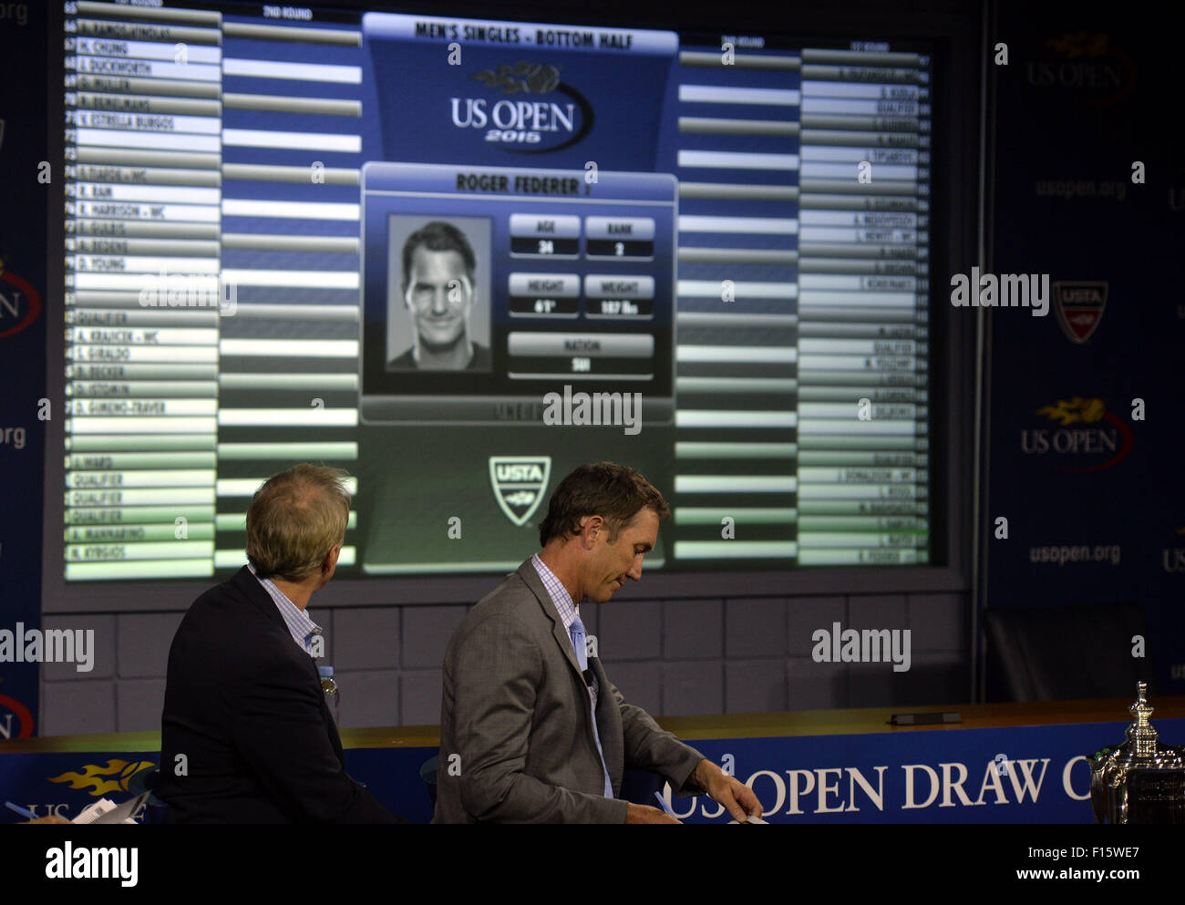 New York, Stati Uniti d'America. Il 27 agosto, 2015. Gli Stati Uniti Aprire disegnare elenco è visto durante gli Stati Uniti Open di tennis della cerimonia di attingere in New York, Stati Uniti, su agosto 27, 2015. Il 2015 US Open si terrà dal 31 agosto al 13 settembre presso l'Arthur Ashe Stadium di New York, Stati Uniti. © Wang Lei/Xinhua/Alamy Live News Foto Stock