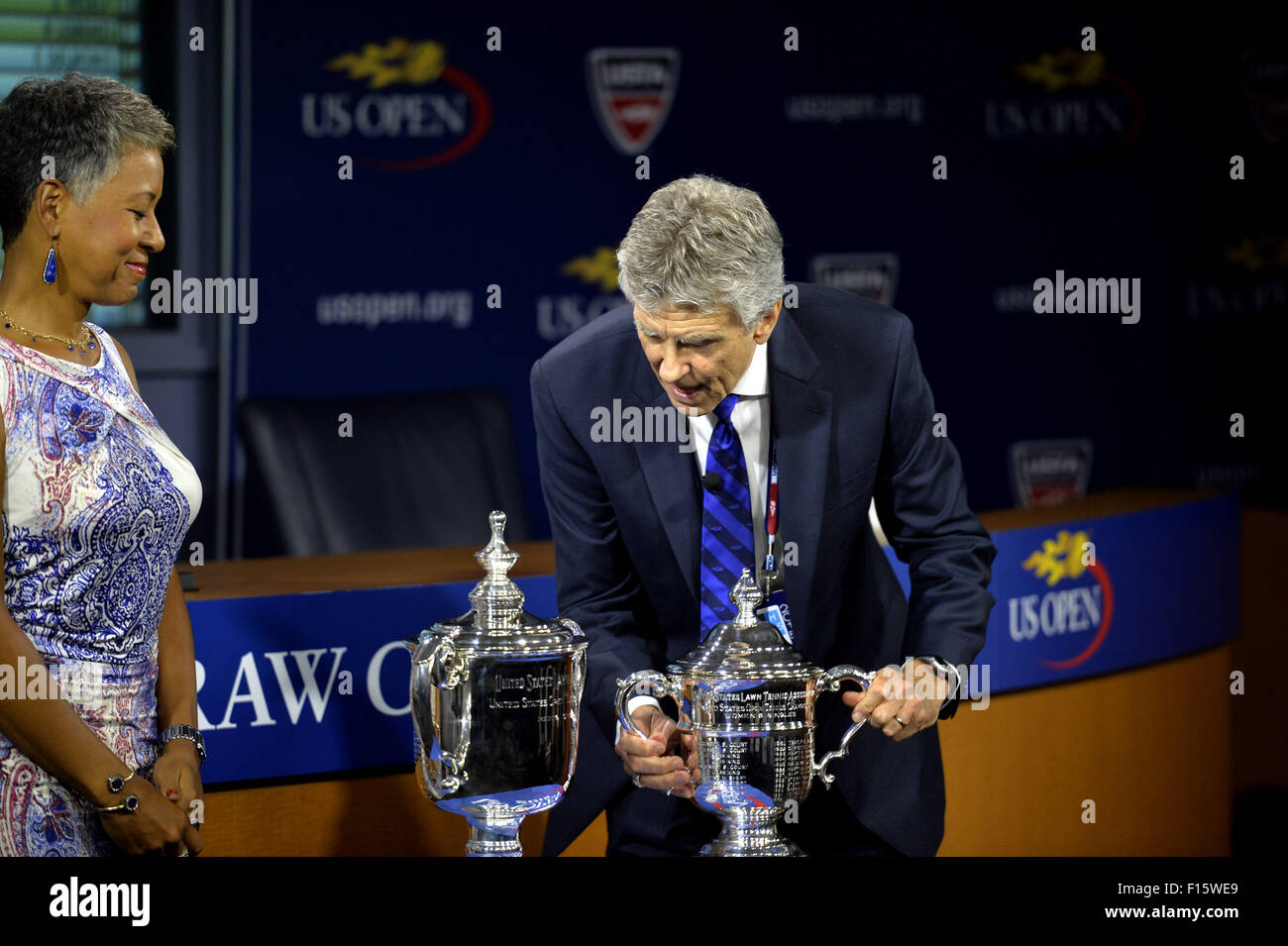 New York, Stati Uniti d'America. Il 27 agosto, 2015. L'USTA Presidente Katrina Adams (L) e US Open Tournament arbitro Brian Earley partecipare negli Stati Uniti Open di tennis della cerimonia di attingere in New York, Stati Uniti, su agosto 27, 2015. Il 2015 US Open si terrà dal 31 agosto al 13 settembre presso l'Arthur Ashe Stadium di New York, Stati Uniti. © Wang Lei/Xinhua/Alamy Live News Foto Stock
