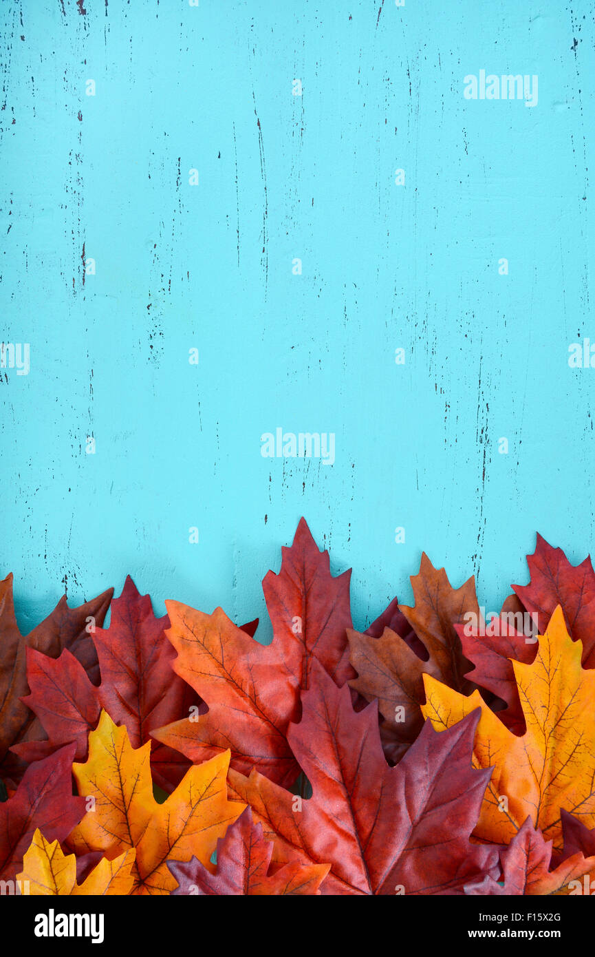 Autunno Autunno sfondo rustico su aqua blue vintage legno invecchiato con foglie di autunno e decorazioni. Foto Stock