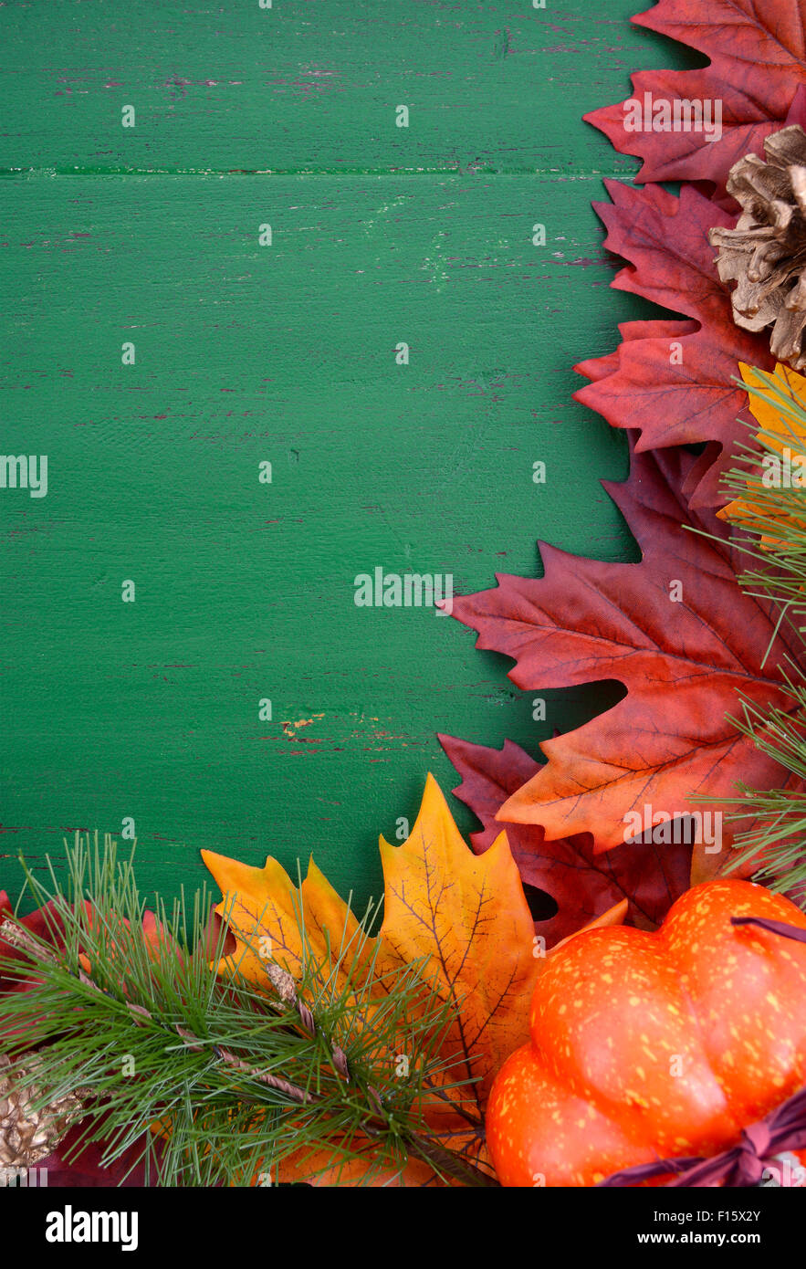 Autunno Autunno sfondo rustico sul verde vintage legno invecchiato con foglie di autunno e decorazioni. Foto Stock