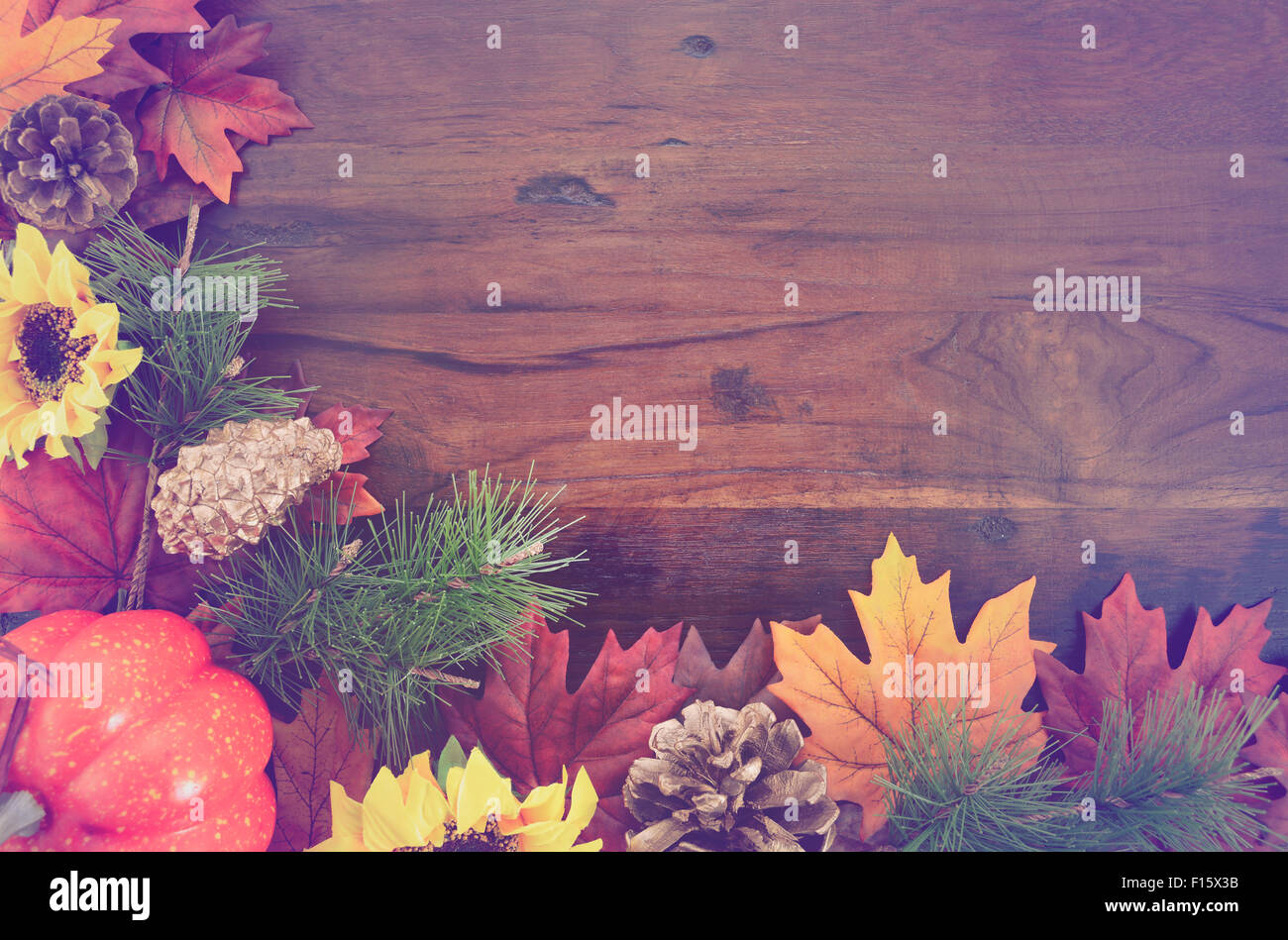 Autunno Autunno sfondo rustico su vintage invecchiato in legno scuro con foglie di autunno e di decorazioni con aggiunta di retrò stile vintage Foto Stock