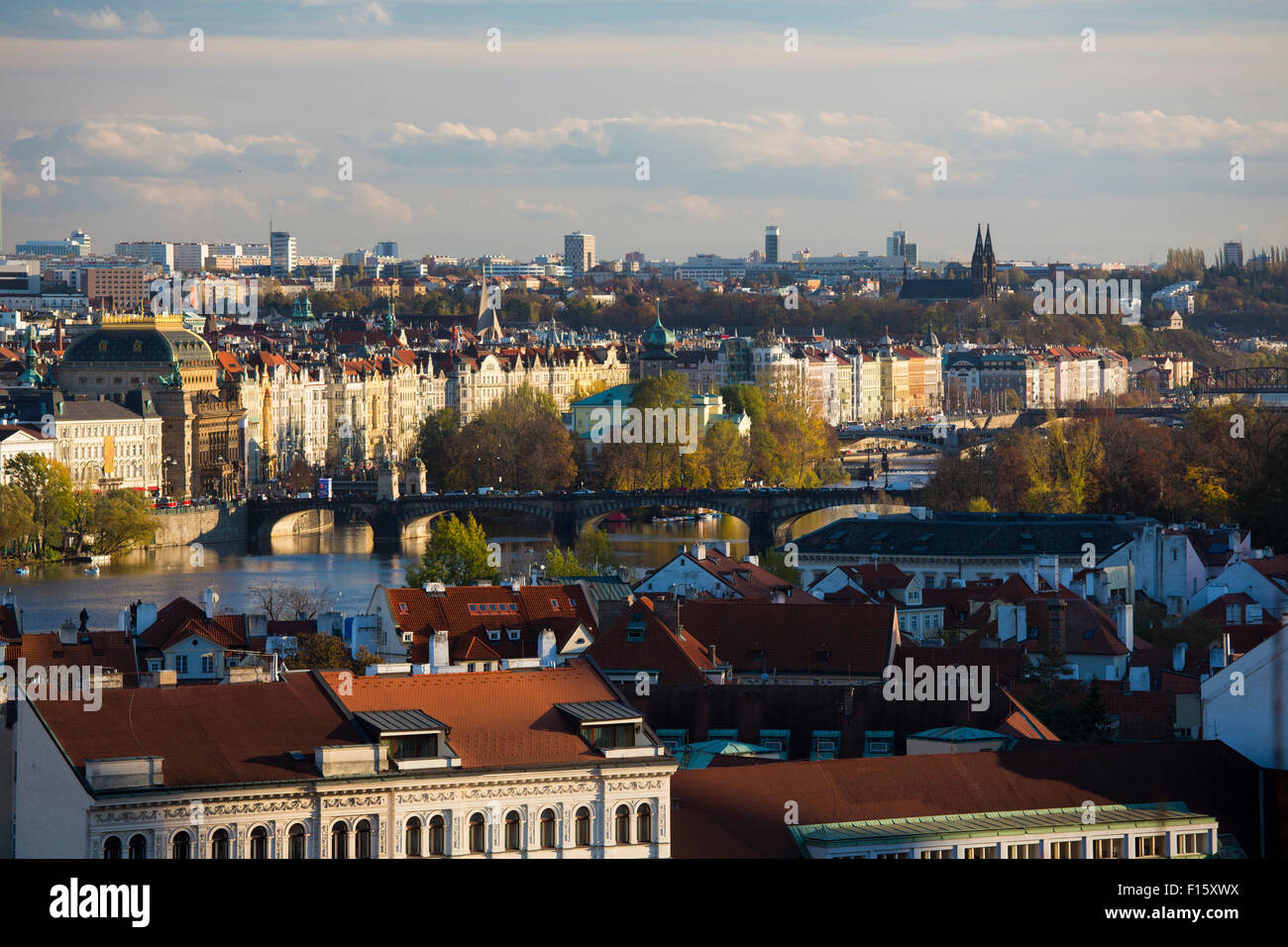 Vista del vecchio Teatro Nazionale di Praga Foto Stock