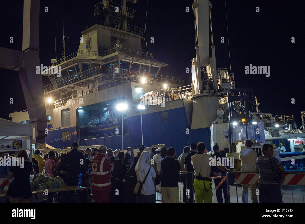 Palermo, Italia. Il 27 agosto, 2015. Un contenitore con i corpi dei migranti è scaricato dalla costa svedese le protezioni nave "Poseidon" nel porto di Palermo a seguito di una operazione di salvataggio dei migranti nel mar Mediterraneo. © Antonio Melita/Pacific Press/Alamy Live News Foto Stock