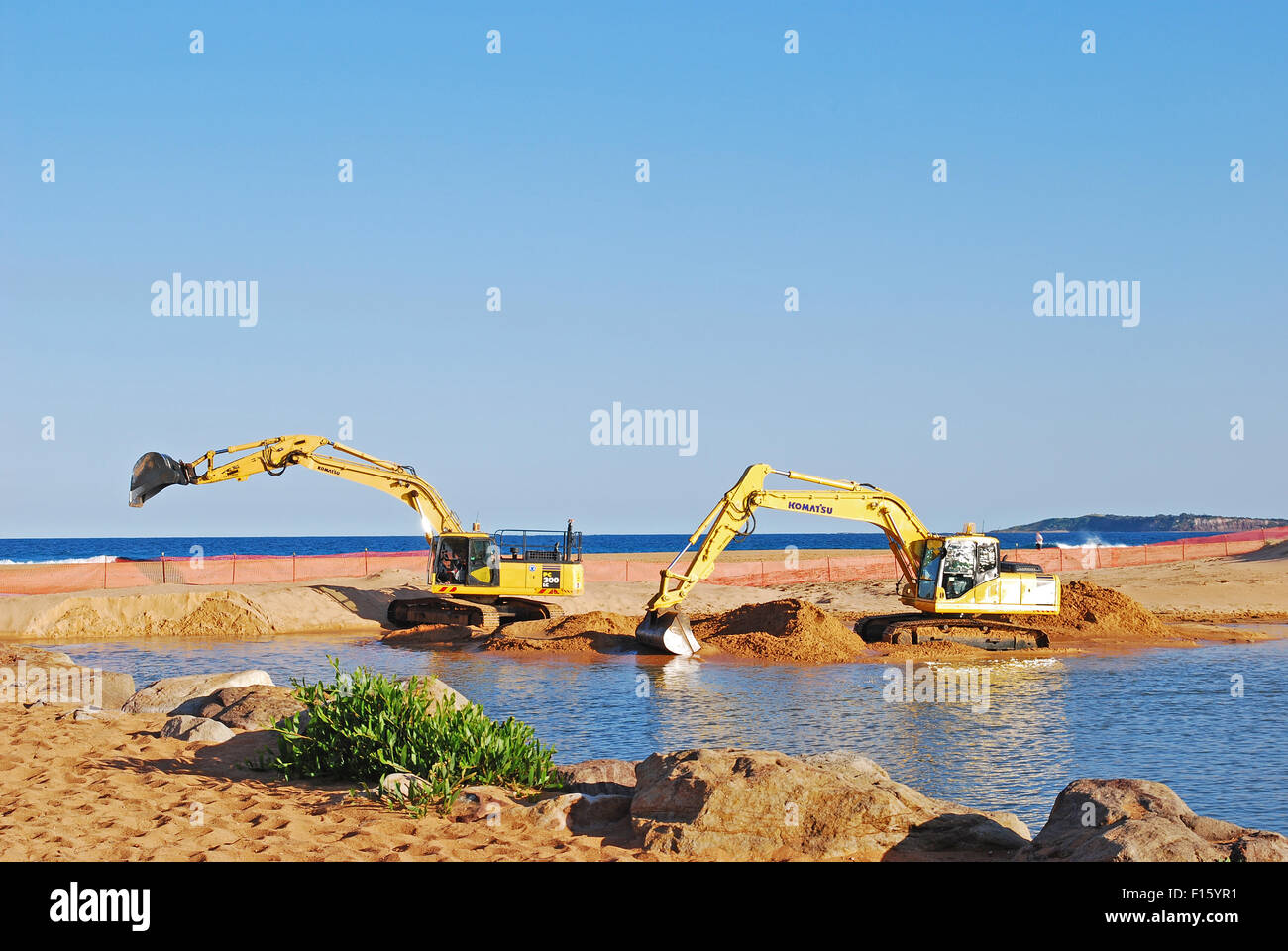 Dragaggio di sabbia da due escavatori, Narrabeen Laguna NSW Australia Foto Stock