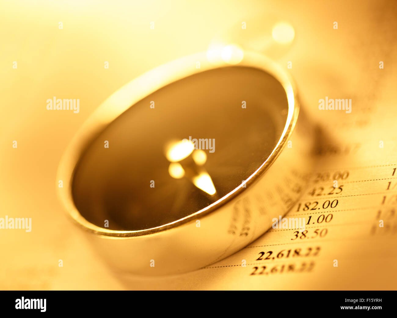 Bilancio annuale e bussola nero in tonificante Foto Stock